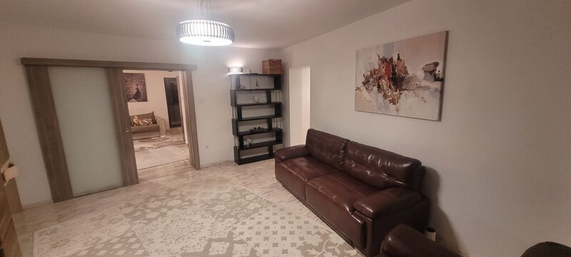 Bd. Unirii intersectie Nerva Traian, apartament 4 camere.